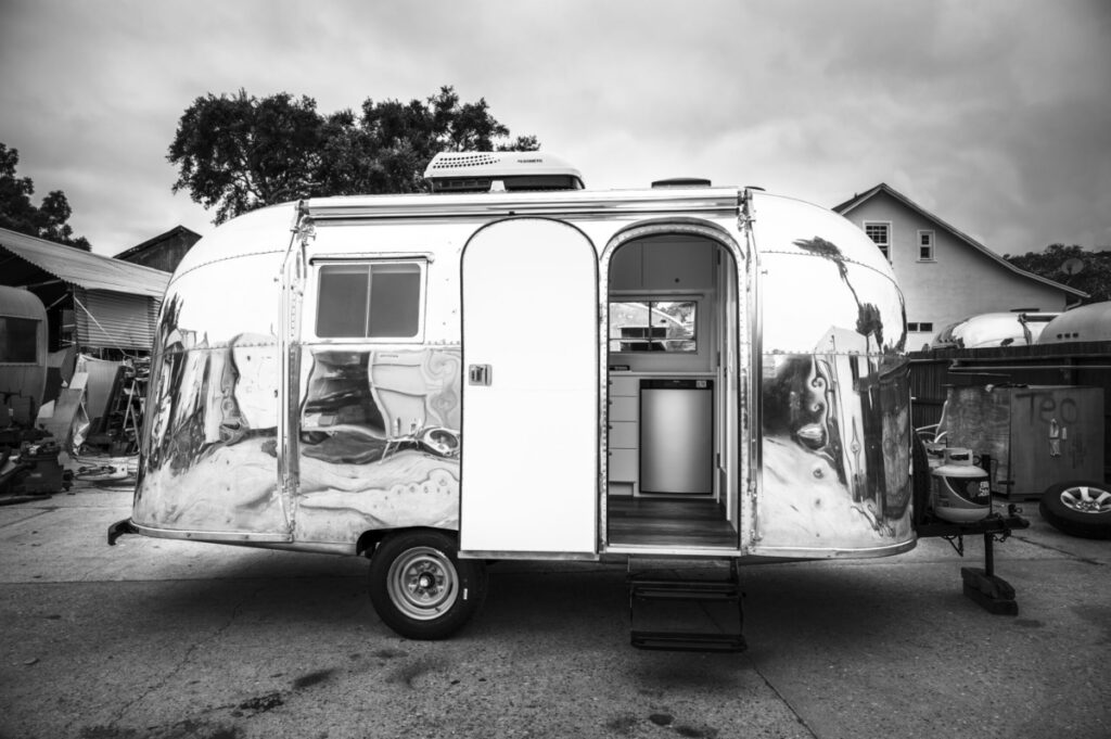 A black-and-white image of a trailer/caravan